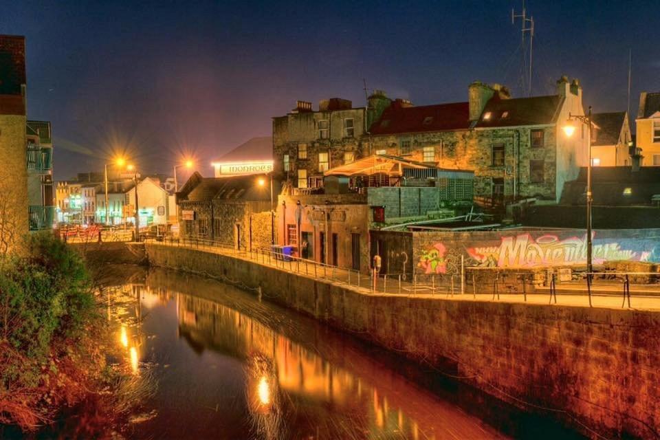 Modern Canal View Home, In City Centre, Sleeps 8 Galway Esterno foto