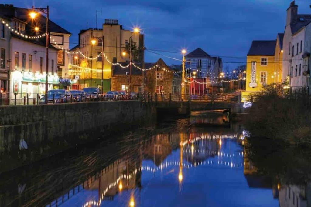 Modern Canal View Home, In City Centre, Sleeps 8 Galway Esterno foto