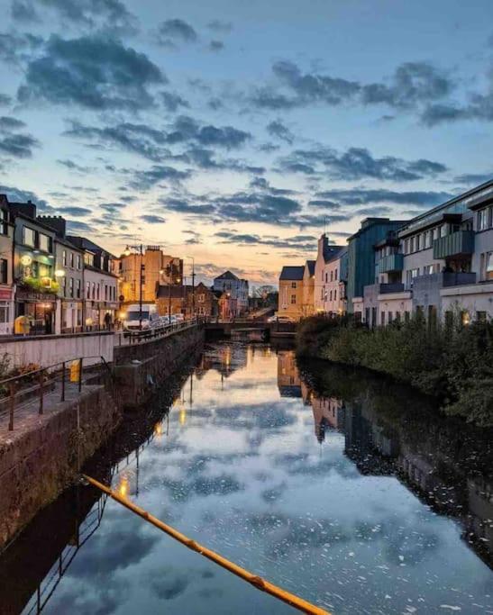 Modern Canal View Home, In City Centre, Sleeps 8 Galway Esterno foto