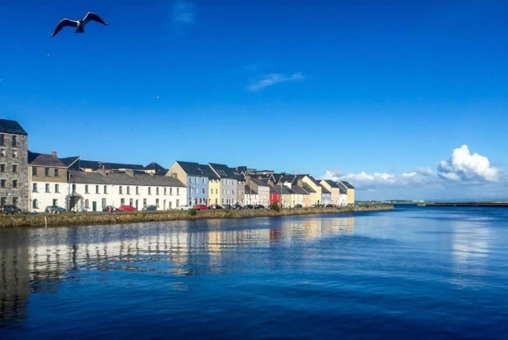Modern Canal View Home, In City Centre, Sleeps 8 Galway Esterno foto